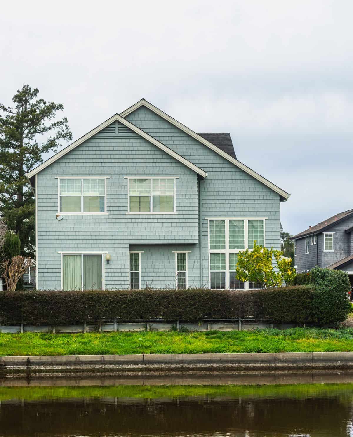 Modern house representing a mortgage refinance and its break-even point calculation