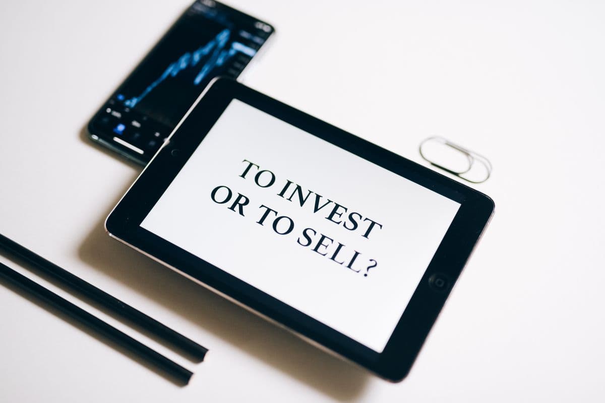 Investing documents representing the comparison between a Traditional and Roth IRA